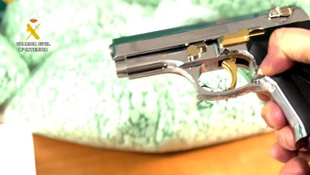 Un arma y parte de la droga incautada en la operación 