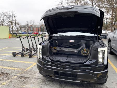 El curioso uso de coches eléctricos como cargadores de patinetes.