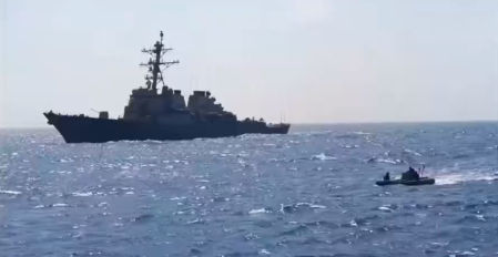 Ataquen un buc militar dels Estats Units i diversos vaixells mercants al Mar Roig.