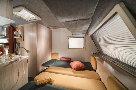 La zona de comedor se convierte en el área para dormir&nbsp;