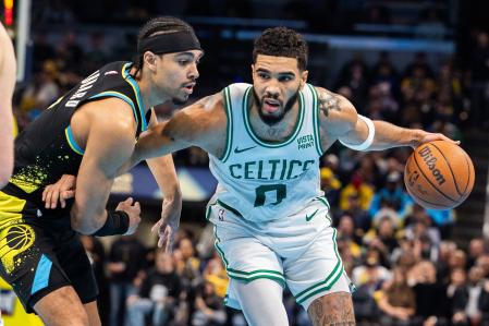 Jayson Tatum dribla a Andrew Nembhard
