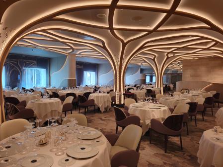 El restaurante principal Compass Rose en las que las columnas se transforman en árboles con incrustaciones de cristal