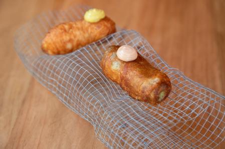 El 'xuixo' de pesto de cacahuete y el de estofado de 'coll de xai' que preparan en Insolent