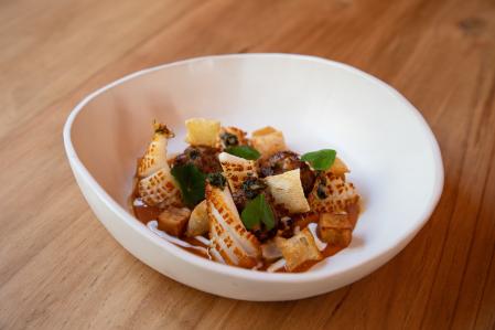 El 'mar i muntanya': albóndigas con calamares y salsa chili crab