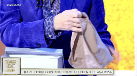 Ana Rosa muestras las bragas que le ha regalado su sobrino