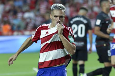 GRANADA 26/08/2023.- El delantero del Granada Bryan Zaragoza celebra tras marcar el segundo gol ante el Almería, durante el partido correspondiente a la tercera jornada de LaLiga que les enfrenta al RCD Mallorca este sábado en el Nuevo Estadio de Los Carmenes. EFE/Pepe Torres