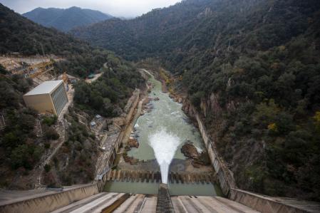 IMAGENES DEL PANTANO DE SAU QUE ACTUALMENTE ESTÁ AL 13,33% DE SU CAPACIDAD. SALIDA DE AGUA EN LA CABECERA DEL PANTANO Y CENTRAL ELÉCTRICA DE ENDESA ACTUALMENTE EN PARADA TÉCNICA POR ESCASEZ DE AGUA