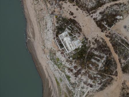 IMAGENES DEL PANTANO DE SAU QUE ACTUALMENTE ESTÁ AL 13,33% DE SU CAPACIDAD. IMAGEN DE LAS  RUINAS DEL CAMPANARIO DEL PUEBLO HUNDIDO DE SANT ROMÀ DE SAU