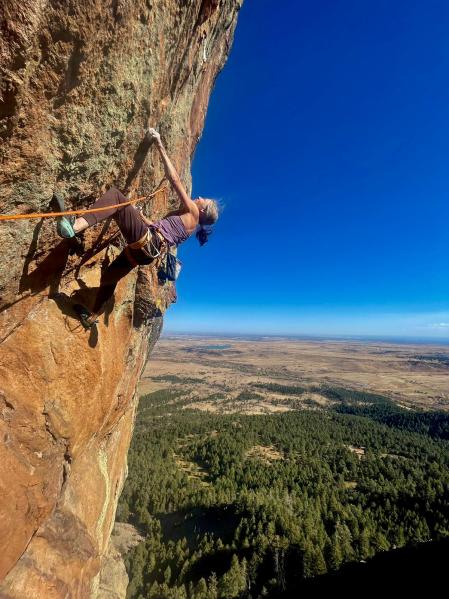 Lynn Hill escalando en Maiden, donde ha trazado con Sasha DiGiulian una nueva vía