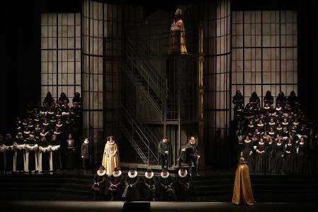 El alabastro es el material que impera en el montaje de Lluís Pasqual