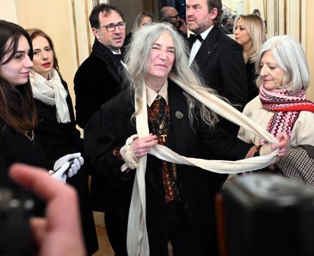 Milan (Italy), 06/12/2023.- US singer Patty Smith (C) arrives for the La Scala opera house's season opener to attend Giuseppe Verdi's Don Carlo, in Milan, Italy, 07 December 2023. The Scala opera house season opener is considered one of the highlights of the European cultural calendar. (Italia) EFE/EPA/Daniel Dal Zennaro