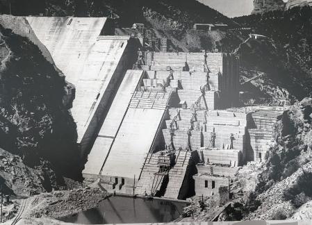 El pantano de Sau fue construido entre 1947 y 1963, en la imagen de la época se observan los bloques de hormigón en construcción  .