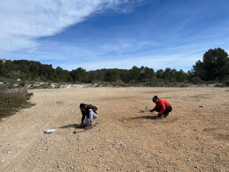 Los arqueólogos en pleno trabajo en l'Ordal