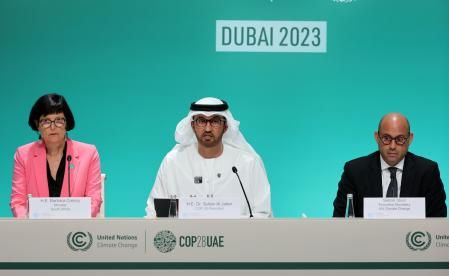 Dubai (United Arab Emirates), 08/12/2023.- (L-R) Minister of Environment, Forestry and Fisheries of the Republic of South Africa, Barbara Creecy, Dr. Sultan Ahmed Al Jaber, President-Designate of COP28, the UAE's Minister for Industry and Advanced Technology, UAE Climate Change Special Envoy and Managing Director and Group CEO of the Abu Dhabi National Oil Company (ADNOC), and Simon Stiell, the executive secretary of the United Nations Framework Convention on Climate Change attend a press conference during the 2023 United Nations Climate Change Conference (COP28) at Expo City Dubai in Dubai, United Arab Emirates, 08 December 2023. The 2023 United Nations Climate Change Conference (COP28), runs from 30 November to 12 December, and is expected to host one of the largest number of participants in the annual global climate conference as over 70,000 estimated attendees, including the member states of the UN Framework Convention on Climate Change (UNFCCC), business leaders, young people, climate scientists, Indigenous Peoples and other relevant stakeholders will attend. (Sudáfrica, Emiratos Árabes Unidos) EFE/EPA/ALI HAIDER