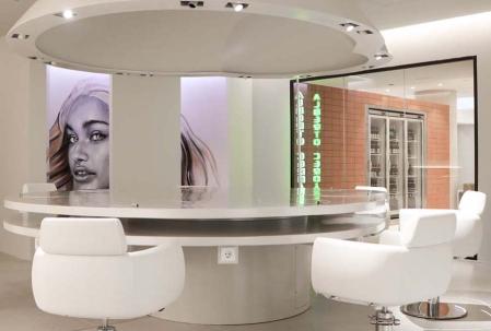 Los expertos aconsejan pasar por la peluquería para hacer el color una semana antes del evento.