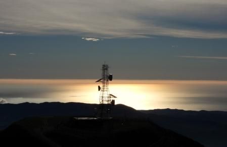 Vista del Puig Sesolles con el mar al fondo.
