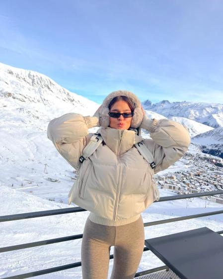 Laura Escanes con su look para la nieve