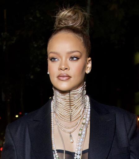 Rihanna con el collar vintage de Dior