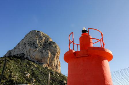 El faro del puerto y el faro natural que es el Penyal d'Ifac