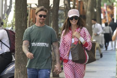 Former soccerplayer Guti and presenter Romina Belluschio in Madrid 05 October 2023
En la foto paseando de la mano