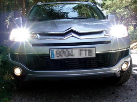 El conductor de un coche hace ráfagas para advertir sobre alguna circunstancia a otros conductores&nbsp;