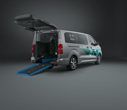 El Proace Verso adaptado permite llevar a una persona en silla de ruedas en la parte posterior