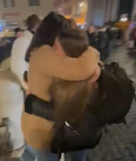 Ana y María se fundieron en un profundo abrazo.