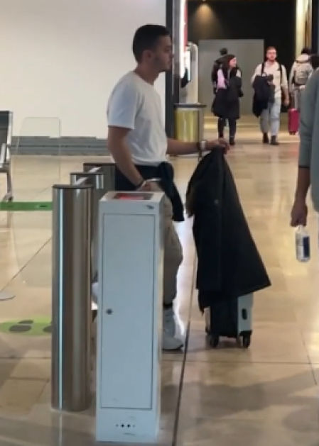 La chaqueta por encima de la maleta