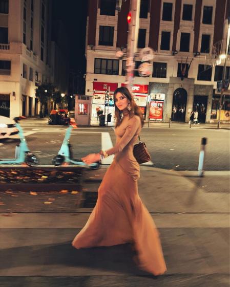 Sara Carbonero con el vestido de punto y transparencias por Madrid