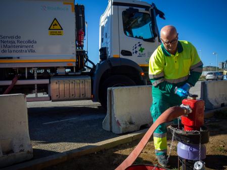 El agua regenerada se usa actualmente para la limpieza de la vía pública.