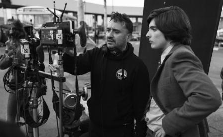 Bayona comenta una toma con Matías Recalt