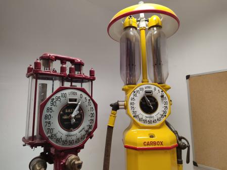 Surtidores antiguos de gasolina en la gasolinera de El Bruc de la A-2.