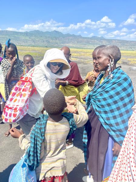 Cristina Maruri, saludando a las mujeres masái.