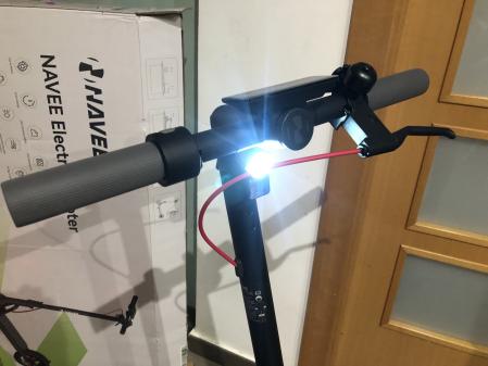 Faro delantero del Navee V50.