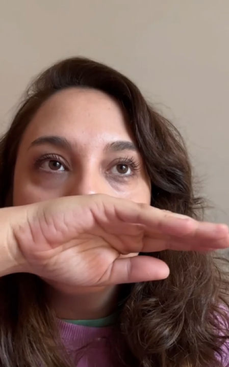 La protagonista oliendo colonia Nenuco