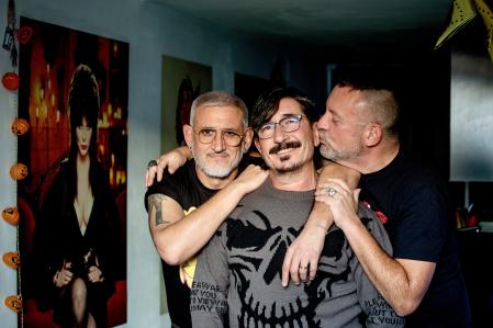 Nando (54 años) y Víctor (52) y Leo (54) son una pareja de tres desde hace 13 años