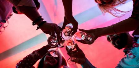 La abogada de divorcios Ayesha Vardag asegura que comunicarse con su pareja antes de la fiesta de empresa puede ayudar a prevenir una infidelidad