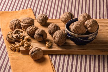 Las nueces con cáscara aguantan mucho tiempo fuera de la nevera