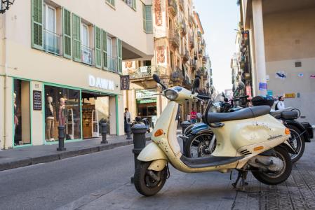 Esta moto, aparcada en la calle, presenta algunos desperfectos en la carrocería