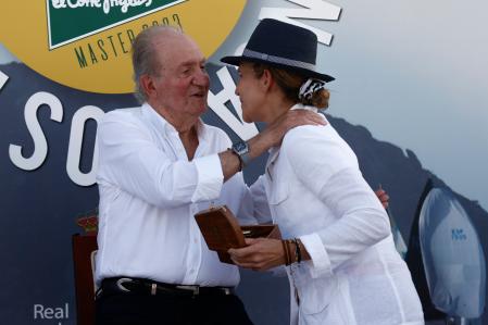 El rey Juan Carlos entrega a la Infanta Elena el trofeo de tercera clasificada como tripulante del Erica, en clase 6m, en la VIII Regata Rey Juan Carlos I Corte Inglés, el pasado 1 de octubre en Sanxenxo.