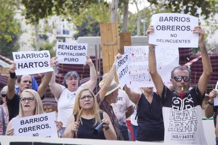 Protesta frente a una sede de Endesa por los cortes de electricidad  en los barrios obreros de Sevilla