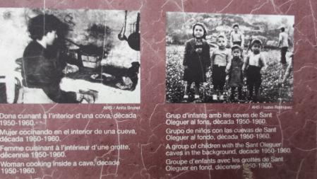 Cartel situado en las Coves de Sant Oleguer que ilustra cómo era la vida cuotidiana de las familias en las cuevas
