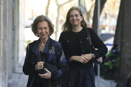La reina Sofía y su hija Cristina llegan al evento.