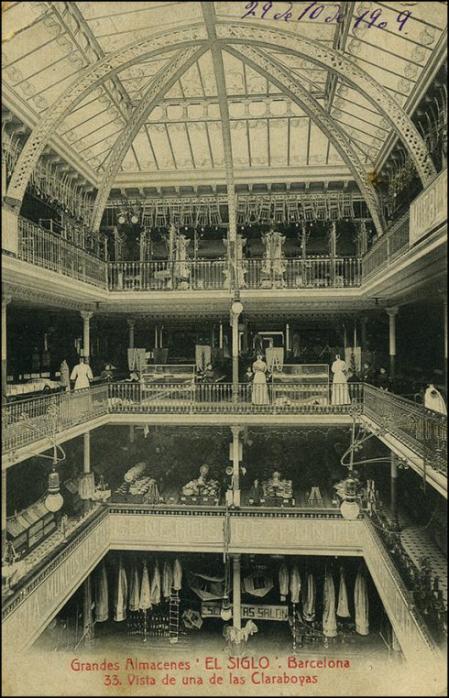 Las distintas secciones se organizaban alrededor de patios interiores, muy amplios, con grandes escalinatas y claraboyas que favorecían la luz y la ventilación