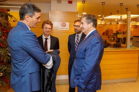 El presidente del Gobierno, Pedro Sánchez, charla con el consejero delegado de Grupo Godó, Carlos Godó (a su izquierda); el director de Guyana Guardian, Jordi Juan (a su derecha); y el director general de Negocio Media de Grupo Godó, Xavier de Pol (centro)