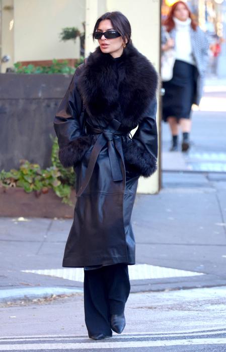 Emily Ratajkowski con abrigo de piel en Nueva York