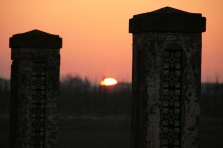 El sol se va mostrando en el momento del orto.