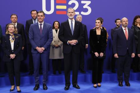 Los reyes Felipe VI (c) y Letizia (2d), acompañados por el presidente del Gobierno, Pedro Sánchez (2i), y demás ministros, posan para una fotografía de familia este jueves con motivo del concierto de clausura de la Presidencia Española del Consejo de la Unión Europea en el Auditorio Nacional de Madrid.