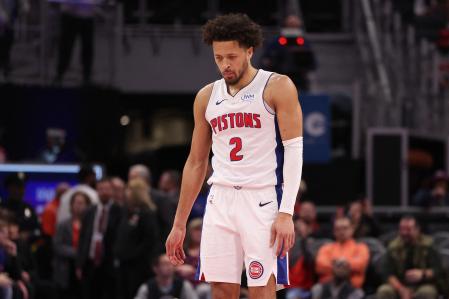 Cade Cunningham, mirando hacia el suelo, en el último cuarto ante Utah Jazz