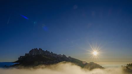 Foto del inicio del proceso del analema solar en la Roca Foradada de Montserrat.